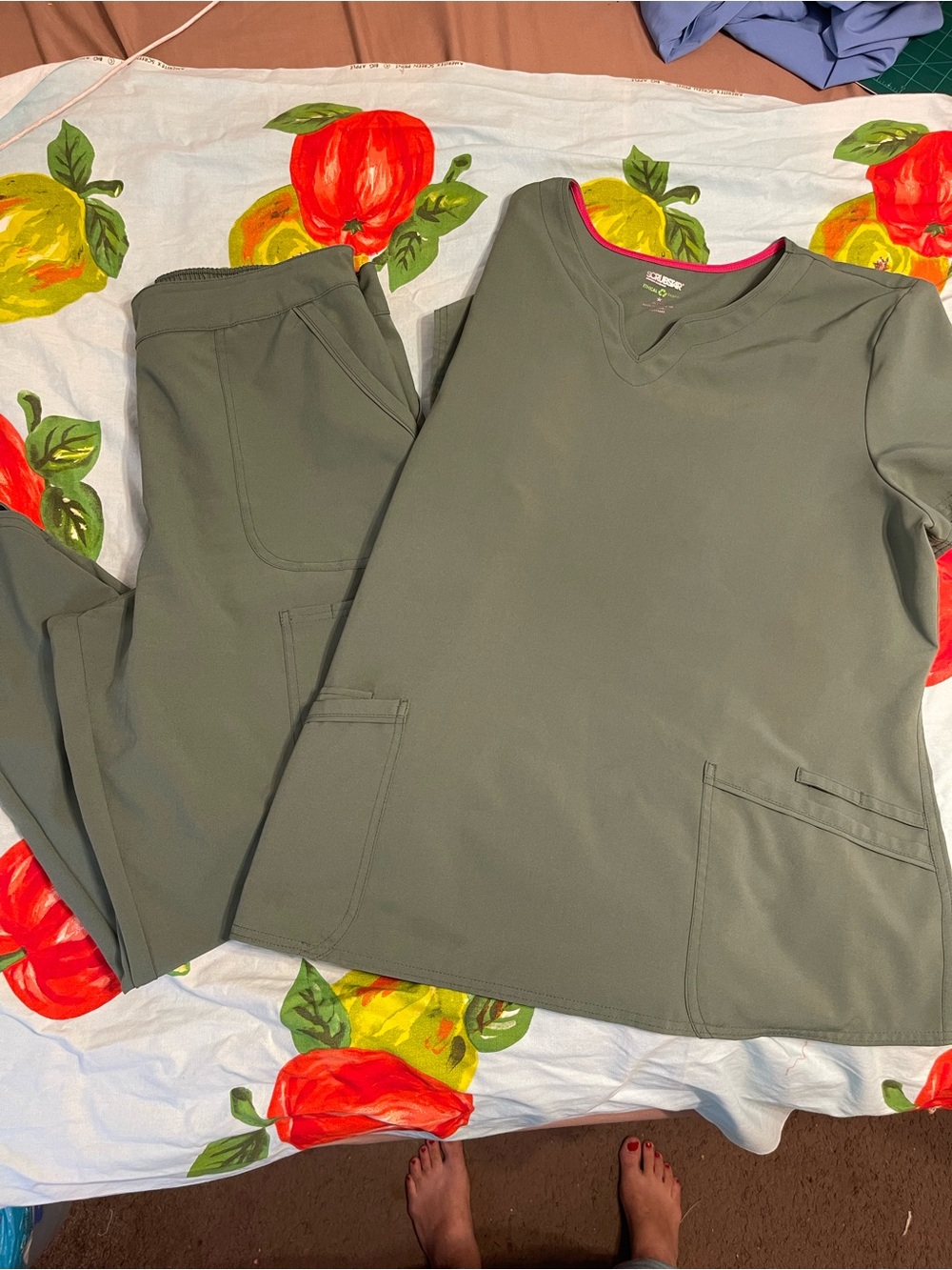 Cherokee Women’s Olive Green Scrub Top & Jogger Pant Set XL top Large bottom
